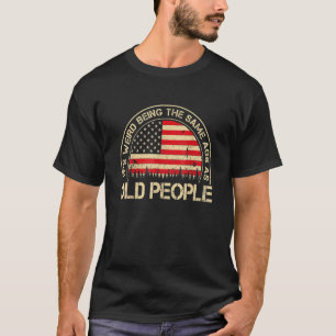 Camiseta É estranho ter a mesma idade que as Pessoas antiga