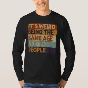Camiseta É estranho ter a mesma idade que as Pessoas antiga