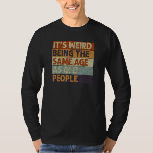 Camiseta É estranho ter a mesma idade que as Pessoas antiga