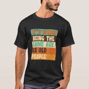 Camiseta É estranho ter a mesma idade que as Pessoas antiga