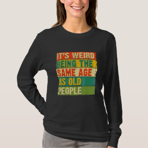 Camiseta É estranho ter a mesma idade que as Pessoas antiga