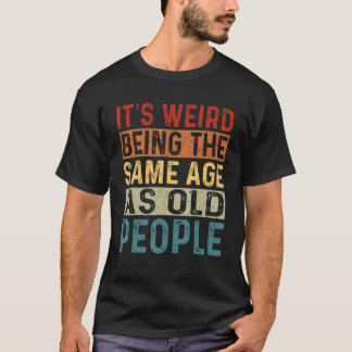 Camiseta É estranho ter a mesma idade que as Pessoas antiga