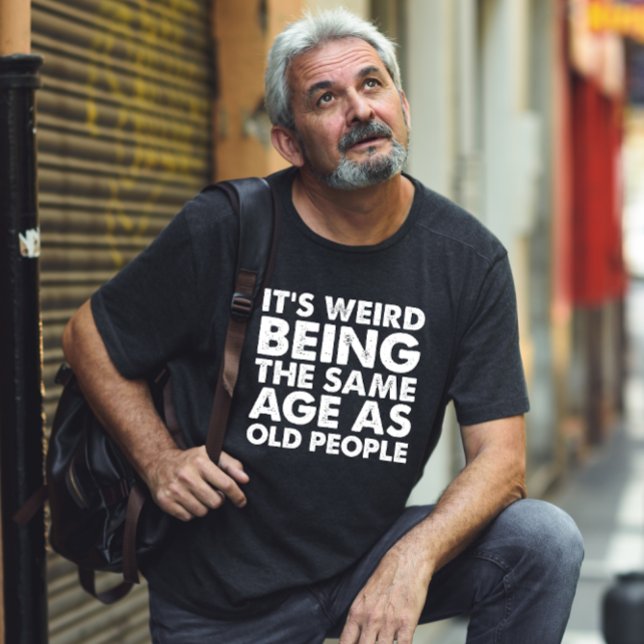 Camiseta É Estranho Ter A Mesma Idade Que As Pessoas Antiga (Criador carregado)