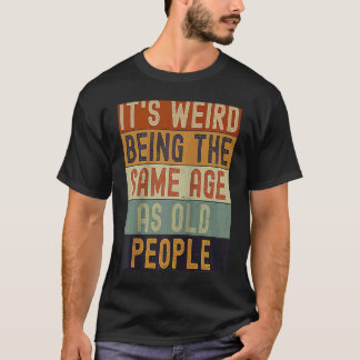 Camiseta É estranho ter a mesma idade que as Pessoas antiga