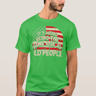 Camiseta É estranho ter a mesma idade que as Pessoas antiga