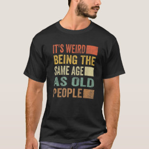 Camiseta É estranho ter a mesma idade que as Pessoas antiga