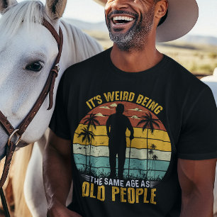 Camiseta É Estranho Ter a Mesma Idade que as Pessoas Idosas