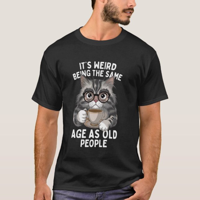 Camiseta É Estranho Ter a Mesma Idade que as Pessoas Velhas (Frente)