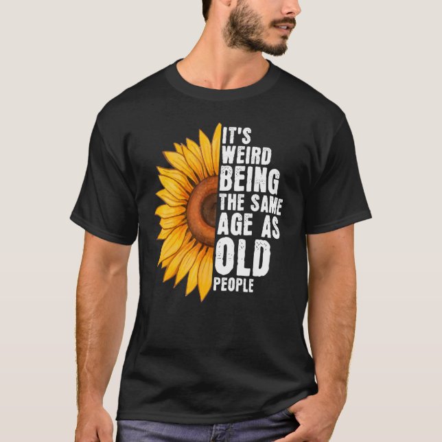 Camiseta É estranho ter a mesma idade que as Pessoas velhas (Frente)