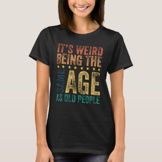 Camiseta É Estranho Ter a Mesma Idade Que as Pessoas Velhas