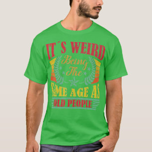 Camiseta É Estranho Ter A Mesma Idade Que As Pessoas Velhas