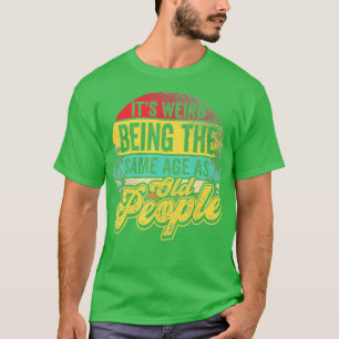 Camiseta É Estranho Ter A Mesma Idade Que As Pessoas Velhas