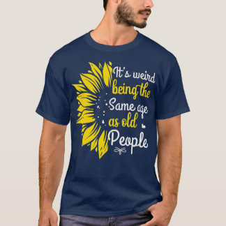 Camiseta É Estranho Ter A Mesma Idade Que As Pessoas Velhas
