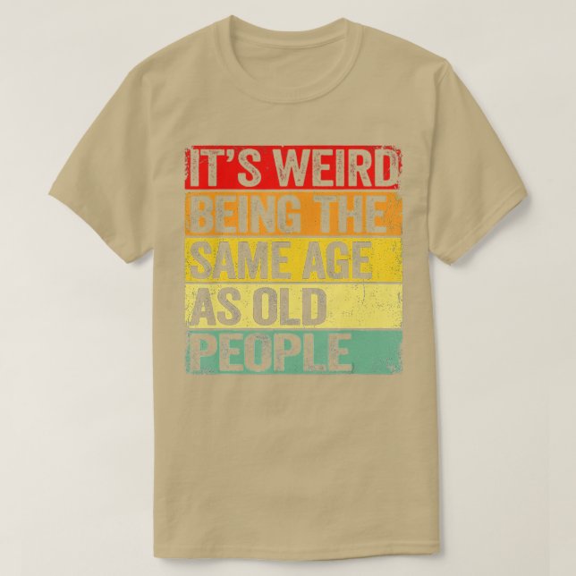 Camiseta É Estranho Ter A Mesma Idade Que As Pessoas Velhas (Frente do Design)