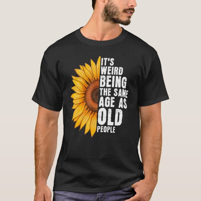 Camiseta É estranho ter a mesma idade que as Pessoas velhas (Frente)
