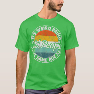 Camiseta É Estranho Ter A Mesma Idade Que As Pessoas Velhas