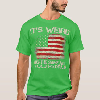 Camiseta É Estranho Ter A Mesma Idade Que As Pessoas Velhas