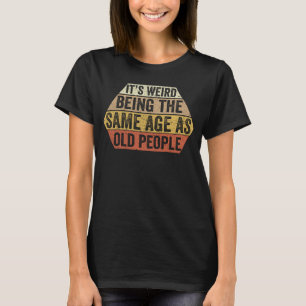 Camiseta É estranho ter a mesma idade que o velho humor Pes