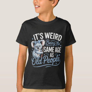 Camiseta É Estranho Ter a Mesma Idade Que Pessoas Velhas De