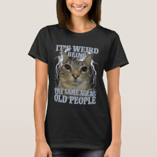 Camiseta É Estranho Ter a Mesma Idade Que Pessoas Velhas En