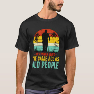 Camiseta É Estranho Ter A Mesma Idade Que Pessoas Velhas En