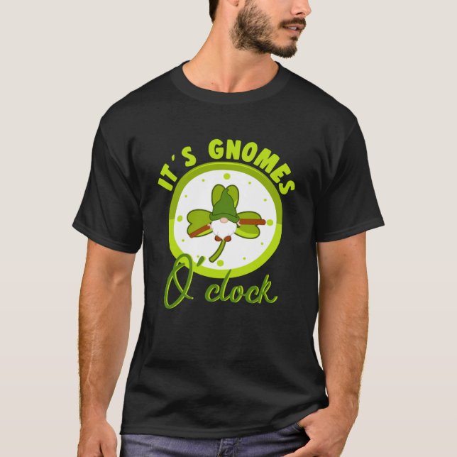 Camiseta É Gnomos O´Clock com a Miniatura do Jardim do Elfo (Frente)