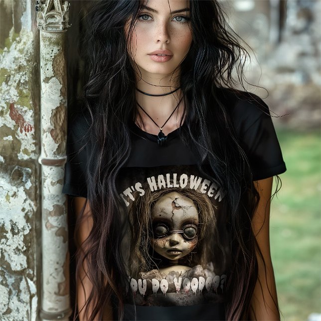 Camiseta É Halloween Você Faz Voodoo Boneca Assombrada (Criador carregado)