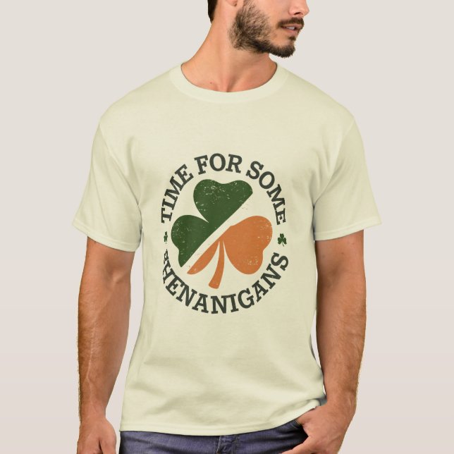 Camiseta É hora de St. Patrick fazer algumas travessuras de (Frente)