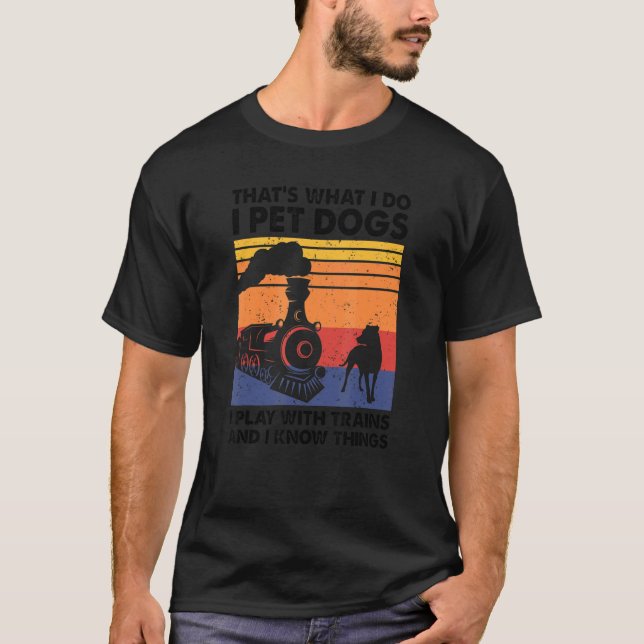 Camiseta É isso que faço, pego cães que toco com trens. (Frente)