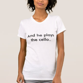 Camiseta E joga o violoncelo.