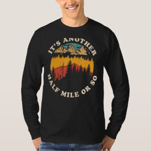 Camiseta É mais meia milha ou assim - Engraçado Acampamento