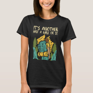 Camiseta É mais meia milha ou assim - Hiker Caminhando Moun