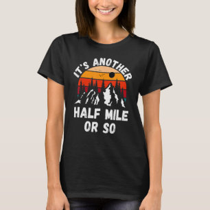 Camiseta É mais meia milha ou mais, acampamento de caminhad