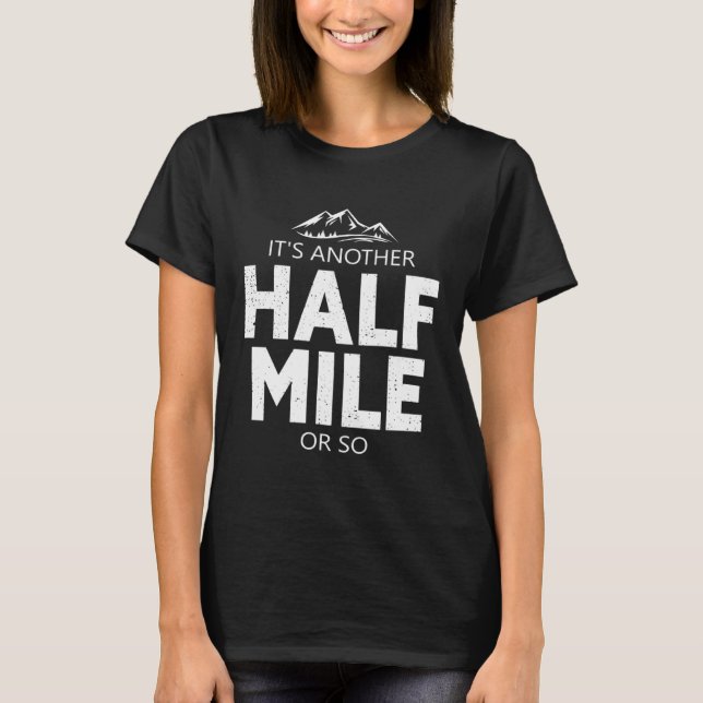 Camiseta É Mais Meia Milha Ou Mais Ou Menos Caminhada Na Mo (Frente)