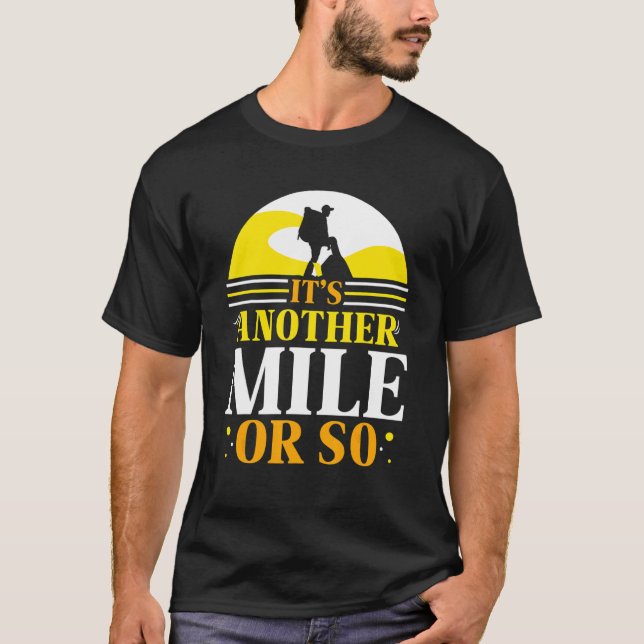 Camiseta É mais uma milha ou então o humor caminhando meia  (Frente)