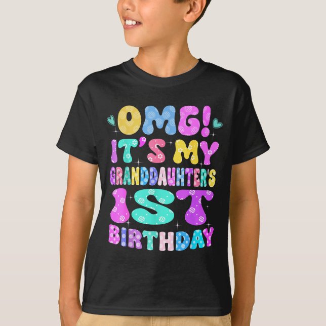 Camiseta É o 1º aniversário da minha neta Flores 1 A (Frente)