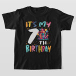Camiseta É o meu 7 Birthday Feliz Aniversário de criança<br><div class="desc">Esta 7 de Aniversário para rapazes ou raparigas é excelente para celebrar a festa de aniversário de 7 anos! O aniversariante de sete anos será feliz e divertido de vestir um design tão engraçado. Presente de aniversário perfeito para crianças,  rapazes ou raparigas de 7 anos.</div>