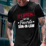 Camiseta É oficial Eu sou o genro favorito<br><div class="desc">Esta camisa funciona melhor como presentes para o seu genro,  compartilhando,  cuidando e amando pela sua mãe na lei. Faz excelente aniversário ou presente de Natal!</div>