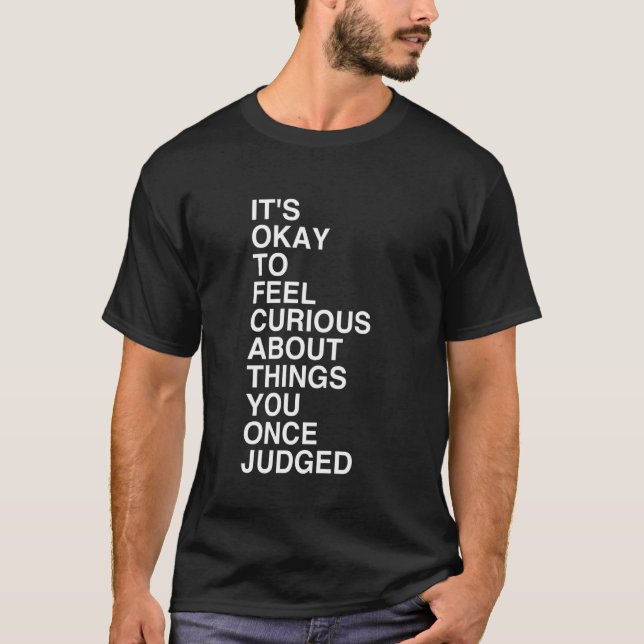 Camiseta É Okay Sentir Curiosidade Sobre Coisas Que Você Um (Frente)