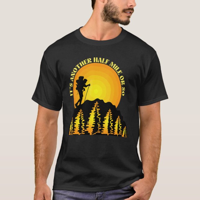 Camiseta É Outra Meia Milha Ou Tão Hiker Mountain Andando (Frente)