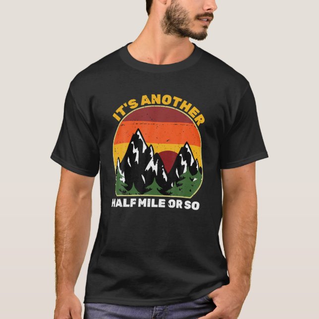 Camiseta É outra meia milha ou uma montanha de caminhada tã (Frente)