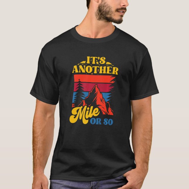 Camiseta É outra pilha ou algo assim caminhando Humor Hiker (Frente)