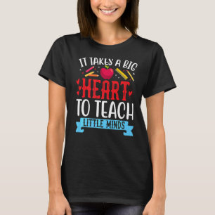 Camiseta É Preciso Um Grande Coração Para Ensinar Pequeno P
