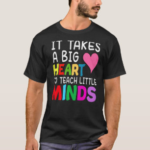 Camiseta É Preciso Um Grande Coração Para Ensinar Pequeno P