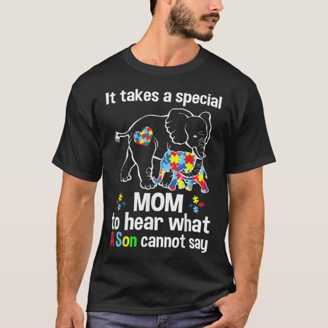 Camiseta É preciso uma mãe especial para ouvir o que um fil (Frente)