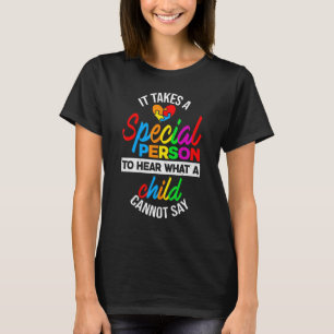 Camiseta É Preciso Uma Pessoa Especial Para Ouvir O Que Uma