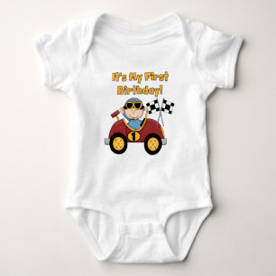 Camiseta e presentes vermelhos do primeiro