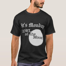 É segunda-feira Howl no fundo da lua T-Shirt