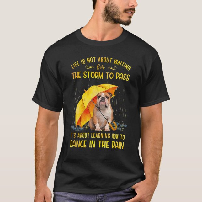 Camiseta É sobre aprender a dançar na chuva Engli (Frente)