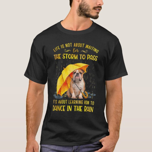 Camiseta É sobre aprender a dançar na chuva Engli (Frente)